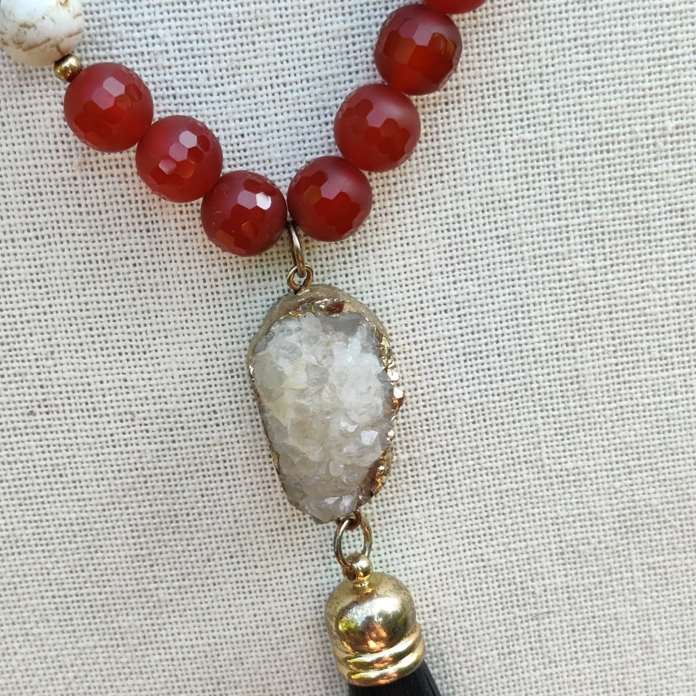 Boho 30" red jade and white howlite turquoise druzy tassel necklace - Picture 4 of 16